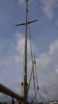 Stray's mast with no steps...